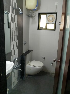 Shower, rainfall showerhead, free toiletries, towels - Indra Residency (Vadodara)