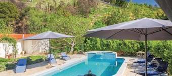 Nice home in Zrnovnica with jacuzzi