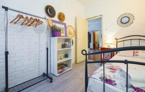 2 bedrooms, travel cot, free WiFi, bed sheets