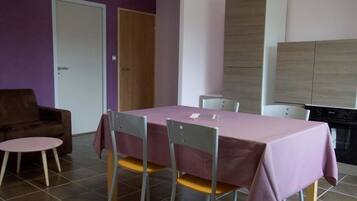 Appartement, 2 slaapkamers | Woonruimte | Flatscreentelevisie