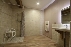 Studio | Badezimmer | Dusche, kostenlose Toilettenartikel, Haartrockner, Hausschuhe