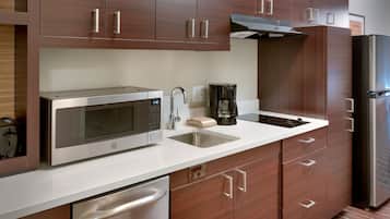 Geladeira, micro-ondas, cooktop, lava-louças