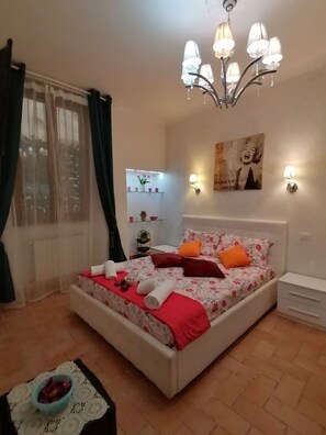 Suite familiare, cucina | Una scrivania, insonorizzazione, ferro/asse da stiro, Wi-Fi gratuito