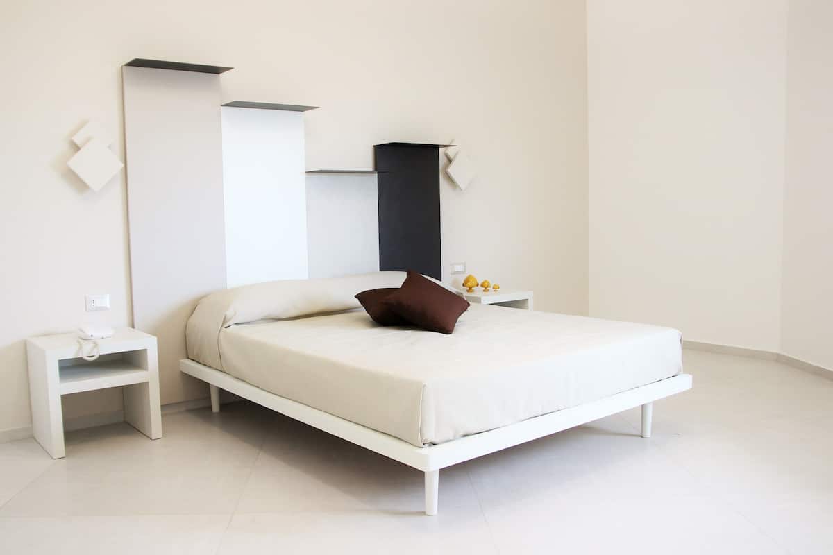 In-room safe, desk, soundproofing, cots/infant beds