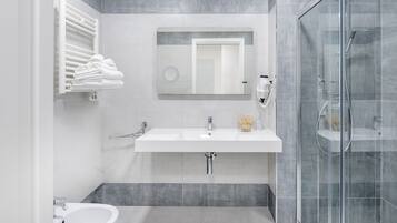 Quadruple Room | Bathroom | Shower, free toiletries, hair dryer, bidet
