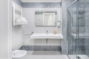 Chambre Quadruple | Salle de bain | Douche, articles de toilette gratuits, sèche-cheveux, bidet