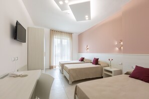 Camera tripla | Una cassaforte in camera, una scrivania, insonorizzazione