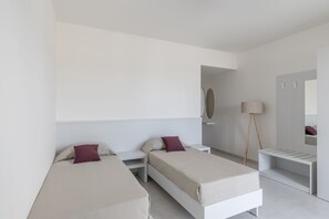 Quadruple Room | In-room safe, desk, soundproofing, cribs/infant beds - Alfema Rooms (Ugento)