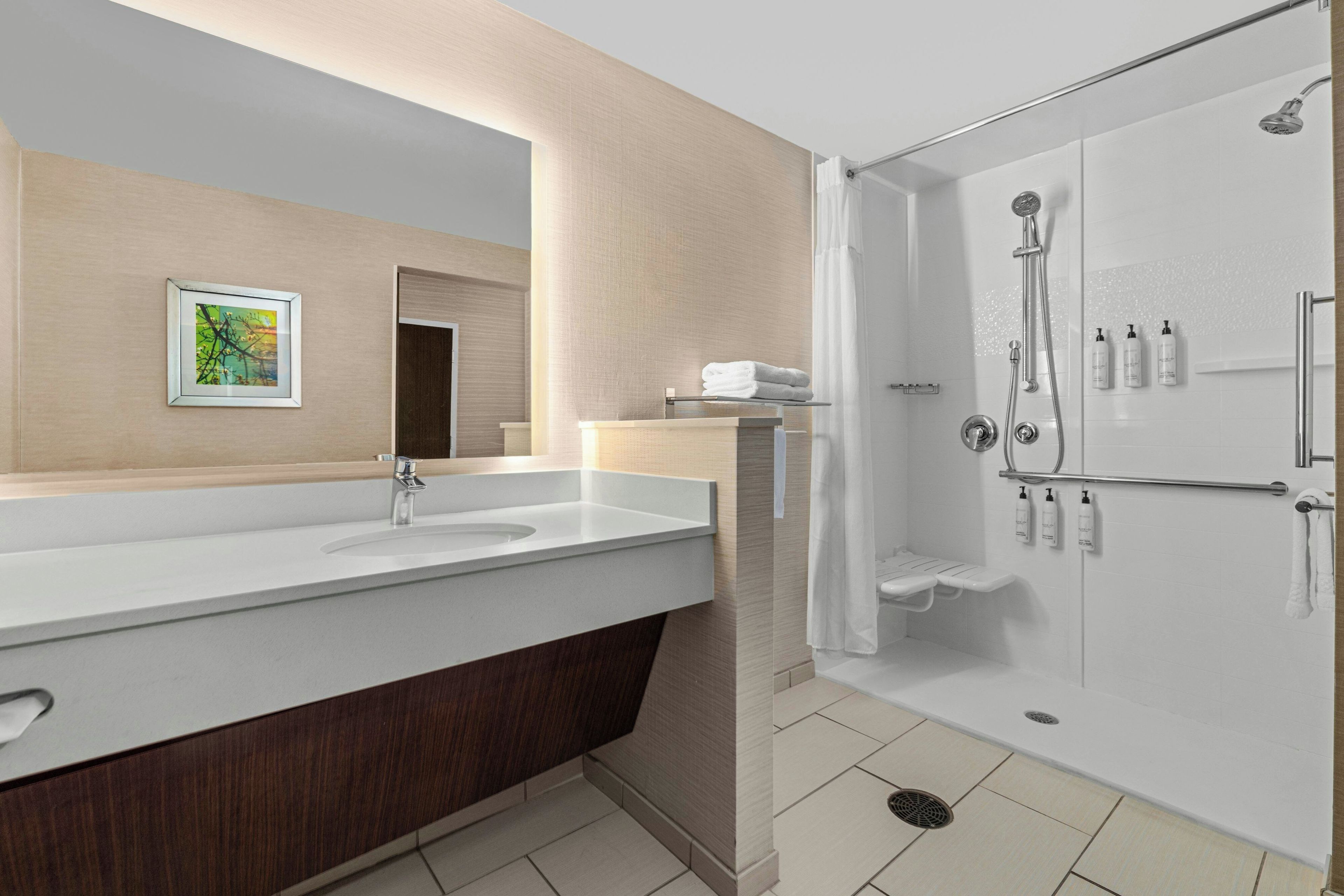 Værelse - 2 queensize-senge (Roll-in Shower, Transfer Shower) | Badeværelse | Hårtørrer, håndklæder, Sæbe, Shampoo
