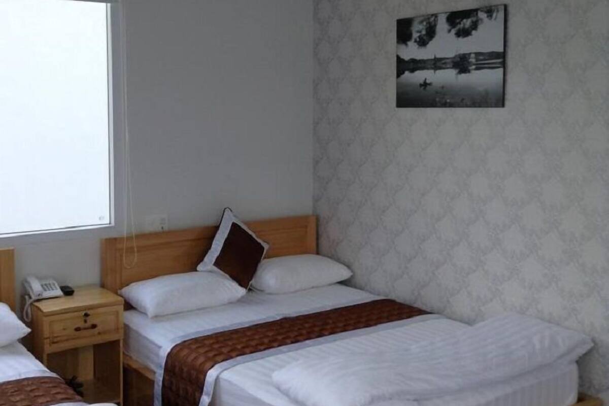 Deluxe Twin Room | In-room safe, desk, iron/ironing board, WiFi (free)