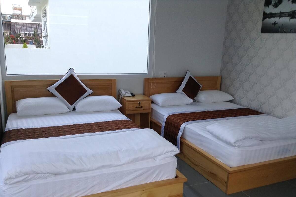 Deluxe Family Suite | In-room safe, desk, iron/ironing board, WiFi (free)