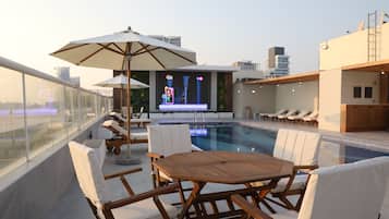 Una piscina techada, una piscina al aire libre