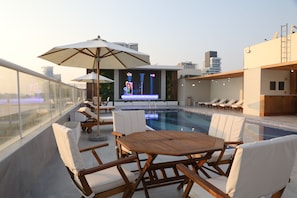 室內泳池、室外泳池;08:00 至 22:00 開放;躺椅