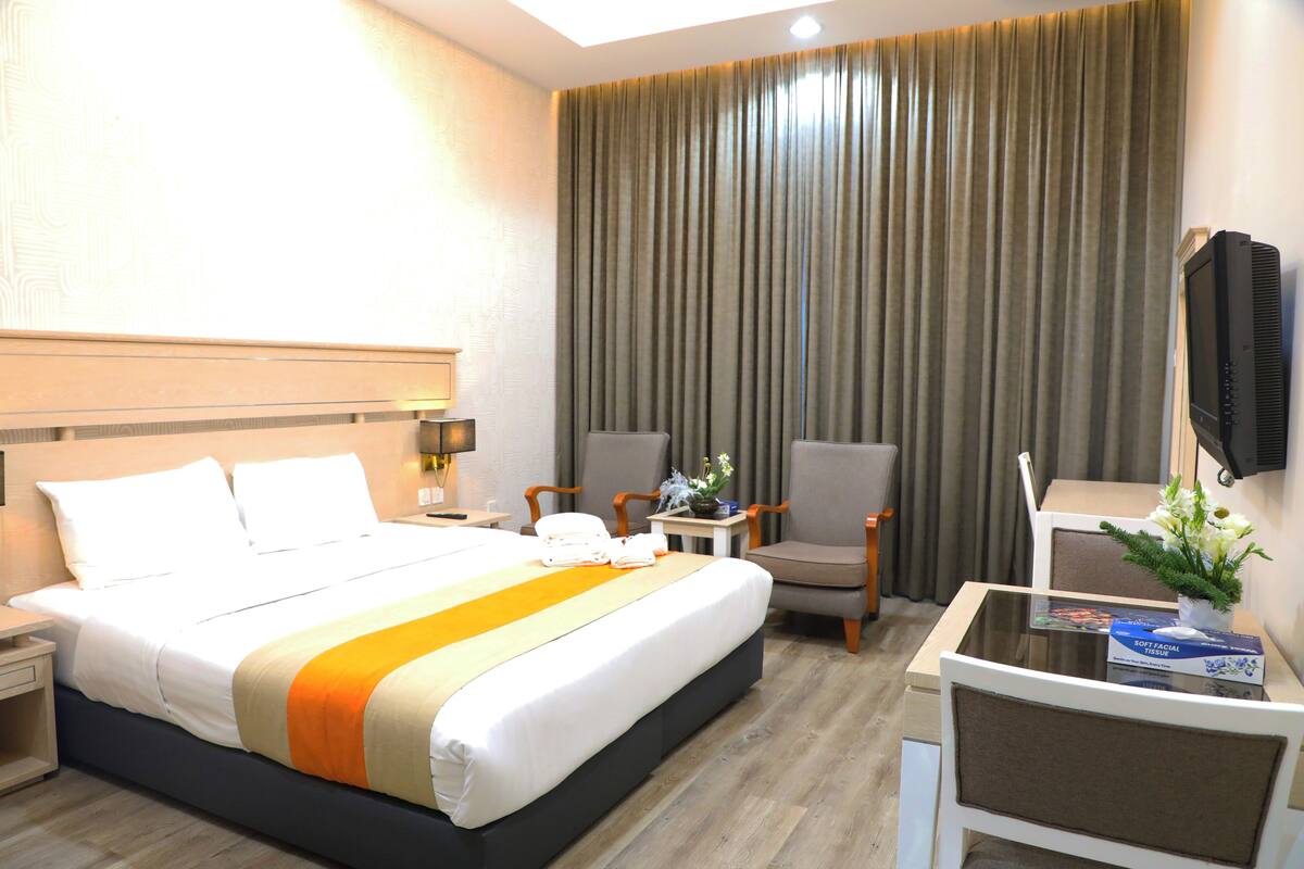 3 bedrooms, Egyptian cotton sheets, in-room safe, blackout curtains