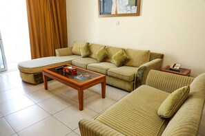 Royal-sviitti, 2 makuuhuonetta | Oleskelualue | 32–tuumainen LED-televisio, jossa korkealuokkaiset TV-kanavat