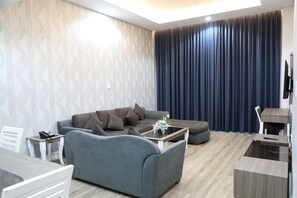 Kahden hengen premium-huone (yksi tai kaksi sänkyä), 2 makuuhuonetta | Oleskelualue | 32–tuumainen LED-televisio, jossa korkealuokkaiset TV-kanavat