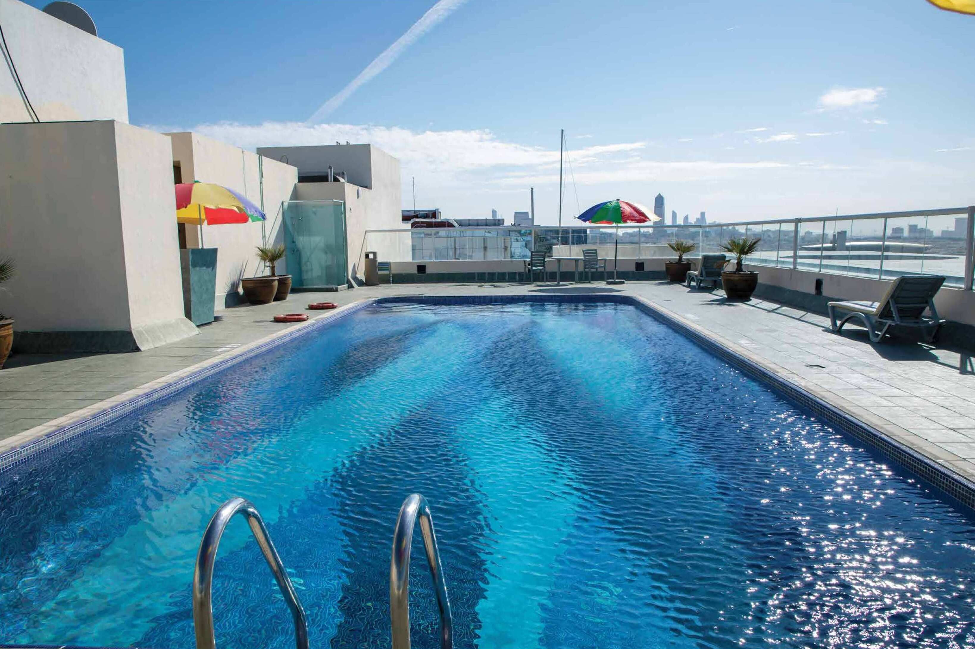 Kolam renang tertutup, kolam renang terbuka, kerusi lepak pantai 