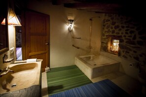 Double Room (Solar) | Bathroom | Separate tub and shower, deep soaking tub, free toiletries, hair dryer