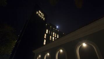 Fassade der Unterkunft – Abend/Nacht