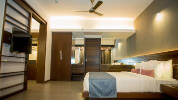 Executive-sviitti | Ylelliset vuodevaatteet, tallelokero huoneessa