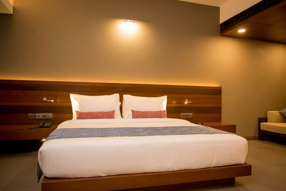 Habitación clásica | Ropa de cama de alta calidad y caja de seguridad en la habitación