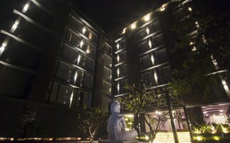 Fachada de la propiedad por la tarde o noche