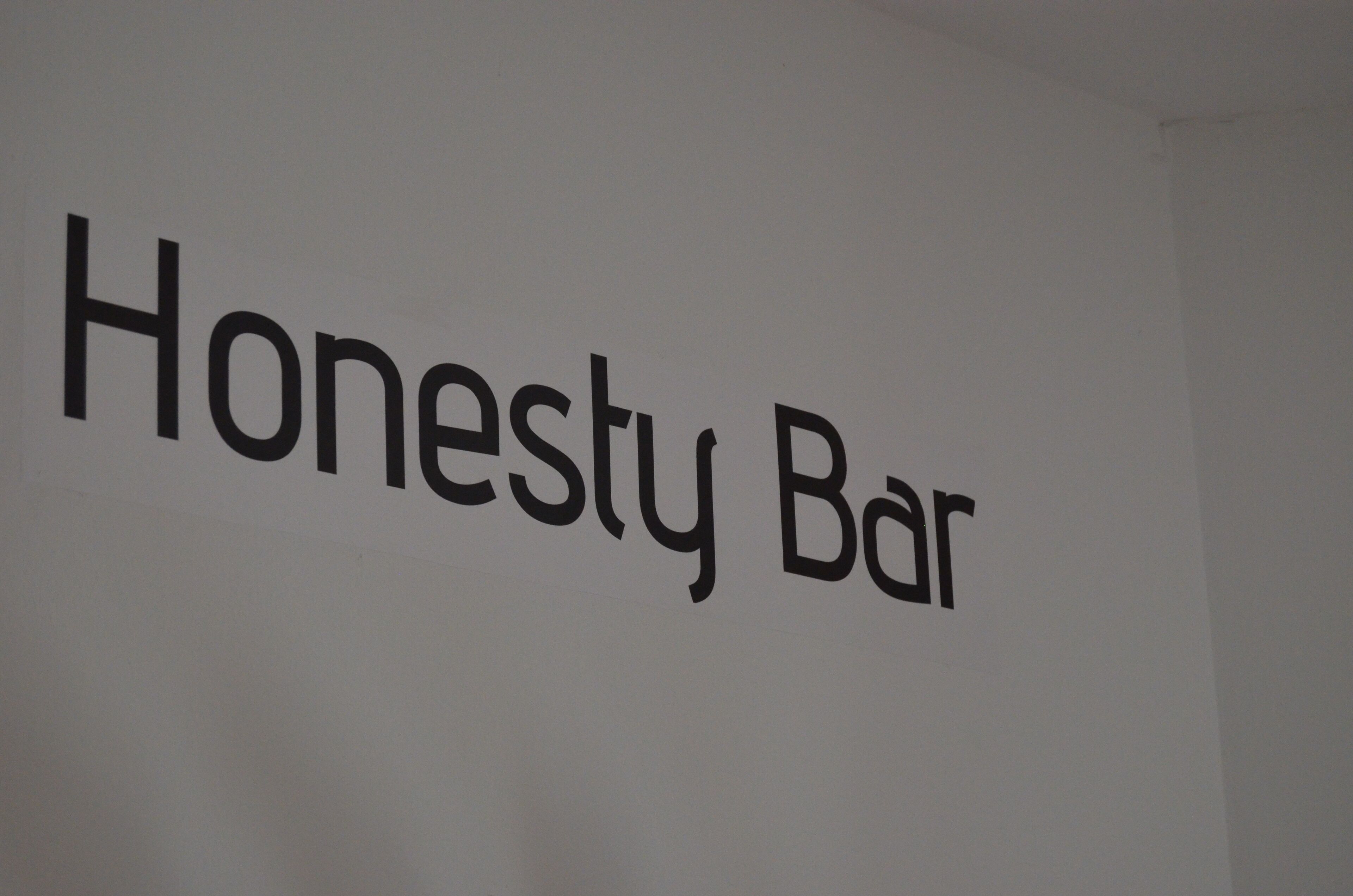 Une pancarte avec l’inscription « Bar de l’honnêteté ».
