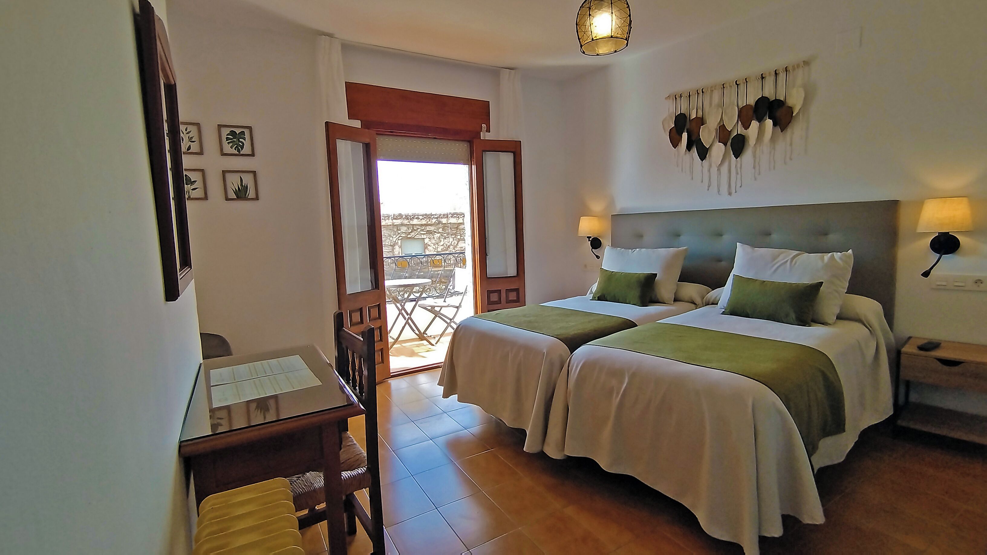 مكتب ومساحة عمل للكمبيوتر المحمول ومكواة/لوح كي وواي فاي مجانًا