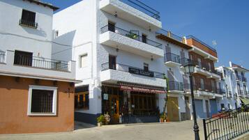 Vista frontal de la propiedad