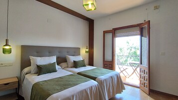 Habitación doble superior | Escritorio y espacio para trabajar con un portátil