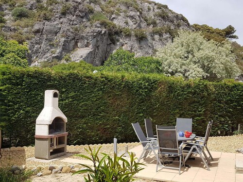 Air-conditioned 4-Room Villa with WIFI, Terrace, BBQ, and Parking - Sleeps 6