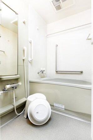 Villa | Salle de bain | Baignoire et douche séparées, baignoire profonde