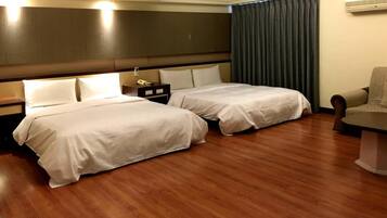 Escritorio, cortinas blackout, wifi gratis y ropa de cama