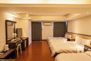 Desk, blackout drapes, free WiFi, bed sheets - Zaw Jung Hotel (Taichung)