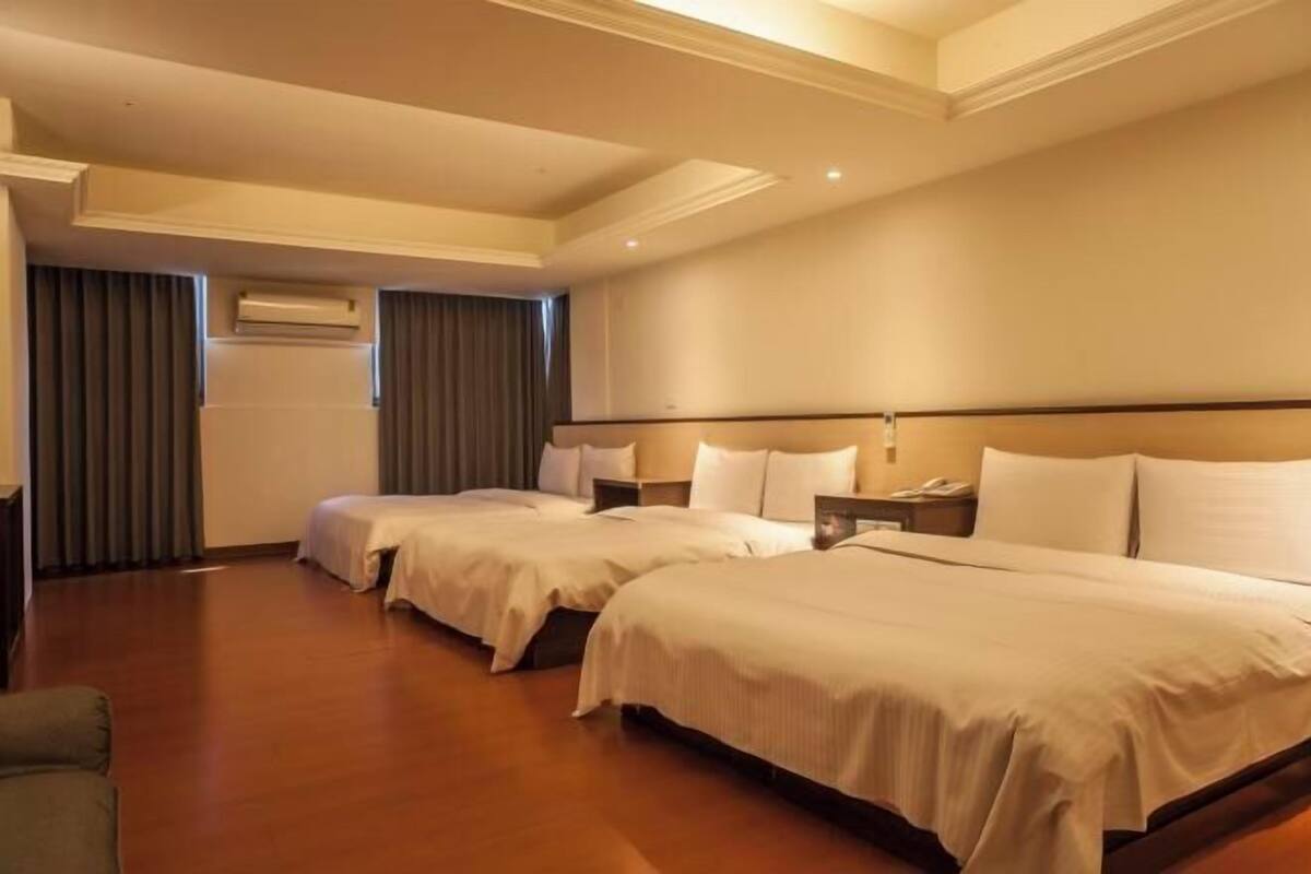 Escritorio, cortinas opacas, wifi gratis y ropa de cama