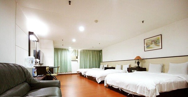 Family Room | Desk, blackout drapes, free WiFi, bed sheets