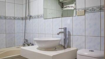 Escritorio, cortinas blackout, wifi gratis y ropa de cama