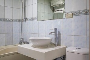 Una scrivania, tende oscuranti, Wi-Fi gratuito, lenzuola