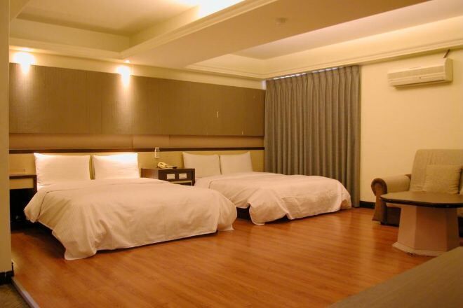 Escritorio, cortinas opacas, wifi gratis y ropa de cama