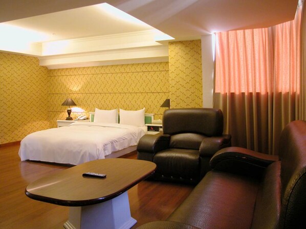 Desk, blackout curtains, free WiFi, bed sheets - Zaw Jung Hotel (Taichung)