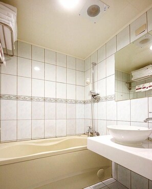 Een regendouche, gratis toiletartikelen, een haardroger, pantoffels