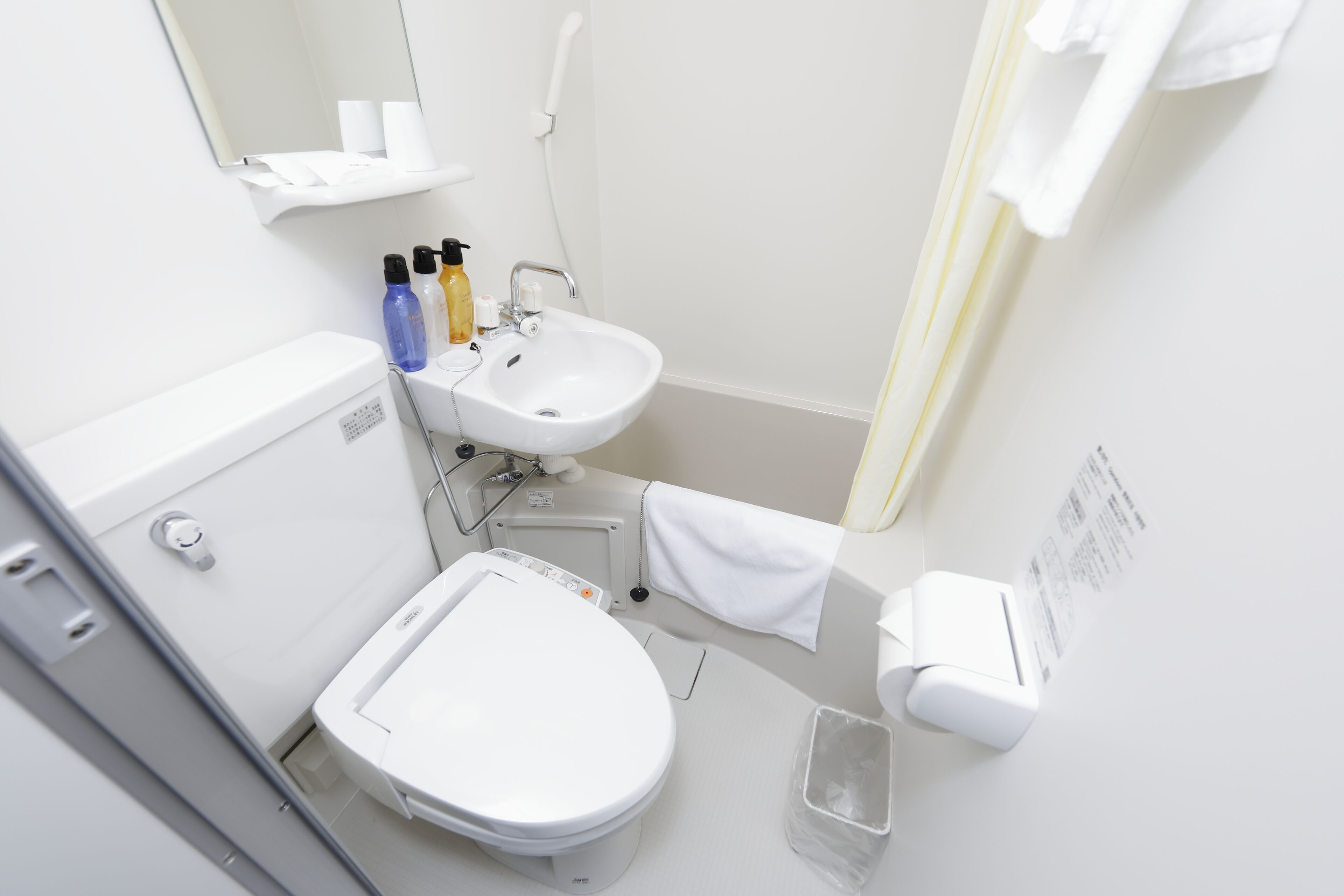 combined shower/bathtub, free toiletries, hair dryer, slippers