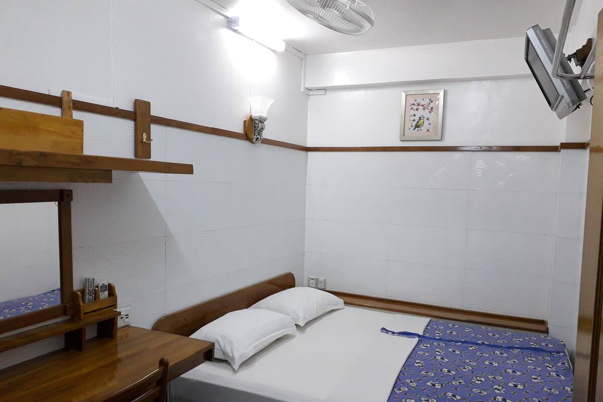 Double Room, Shared Bathroom | Desk, WiFi (free)