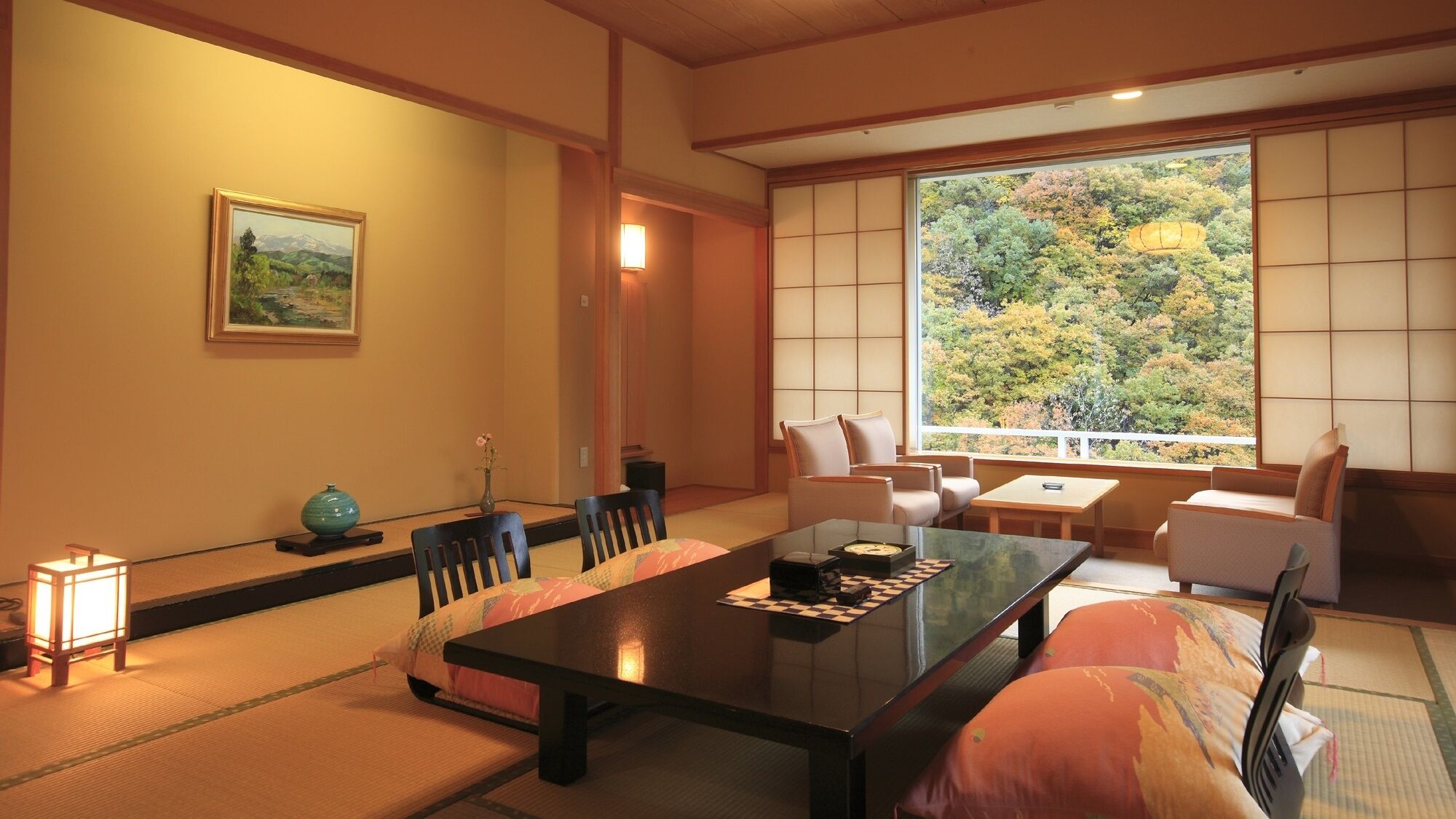 Ein traditioneller japanischer Raum mit Tatami-Böden, einem niedrigen Tisch und Blick auf einen Wald durch einen Shoji-Bildschirm.