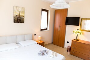 Kamar Quadruple, pemandangan kebun | Tempat tidur lipat/tambahan, Wi-Fi gratis, dan seprai linen