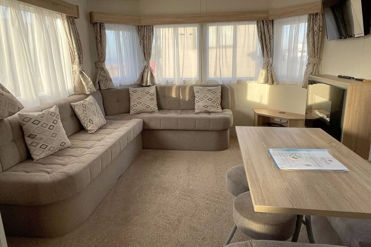 Asuntovaunu | Oleskelualue | LED-televisio, DVD-soitin