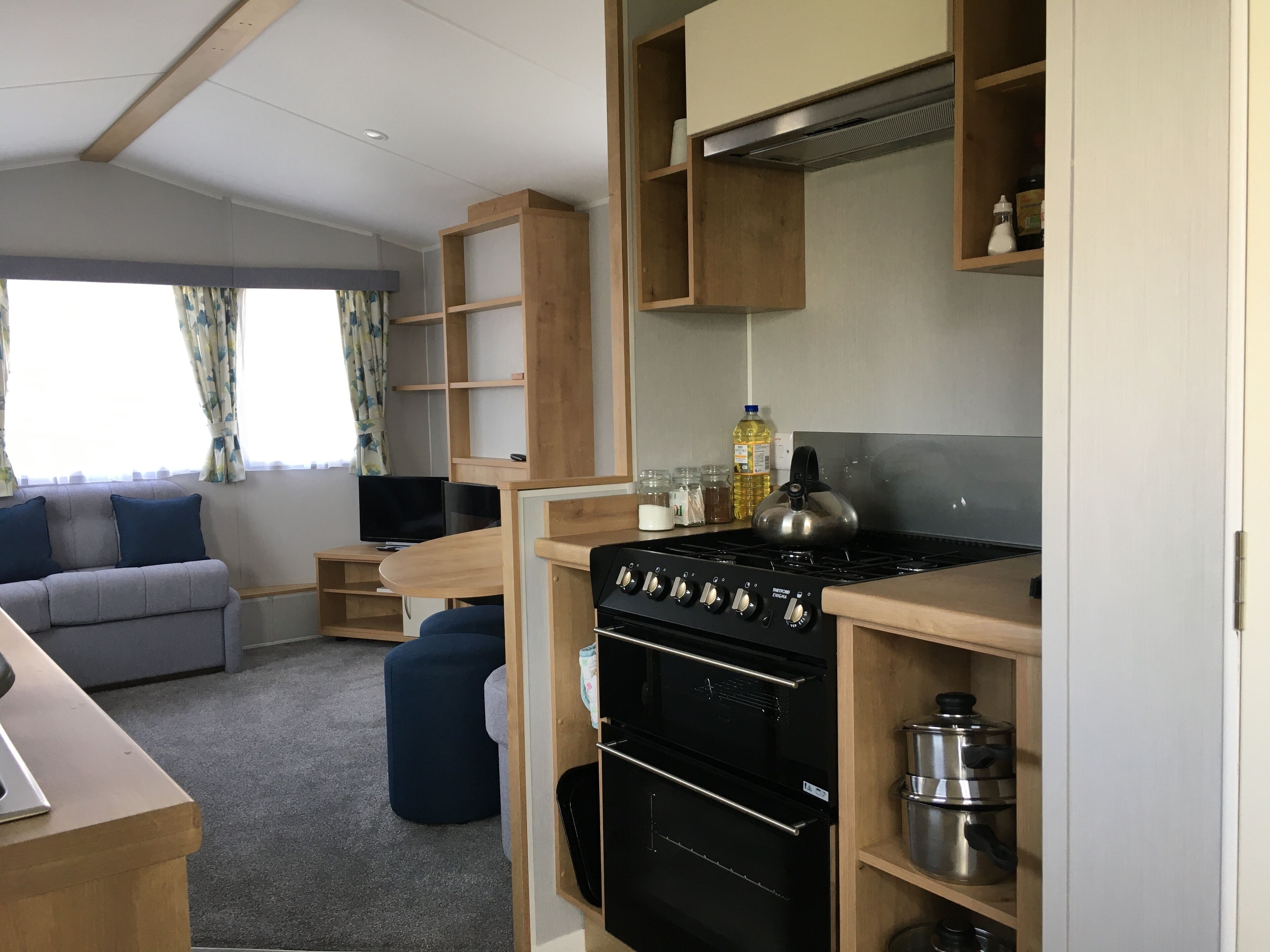 ทีวีจอแอลอีดี, เครื่องเล่นดีวีดี