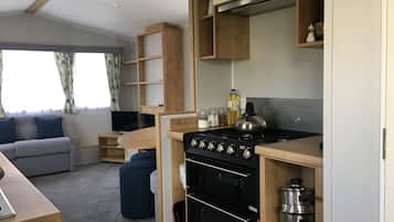 Una televisión LED, un reproductor de DVD