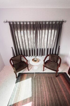 Deluxe Double Room, 1 Double or 2 Twin Beds, Mountainside | Living area