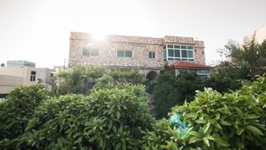 Un edificio con fachada de piedra y varias ventanas.